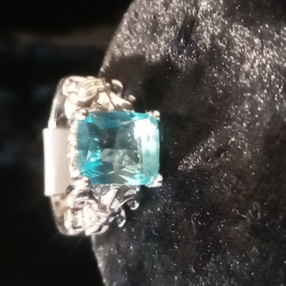 Aqua marine gem stone in 925 silver with Fleur De Lis accents on each side. - Picture 2 of 5